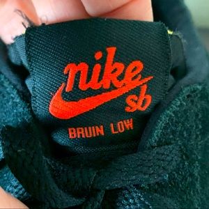 Nike SB Bruin Low. Black suede with bright crimson